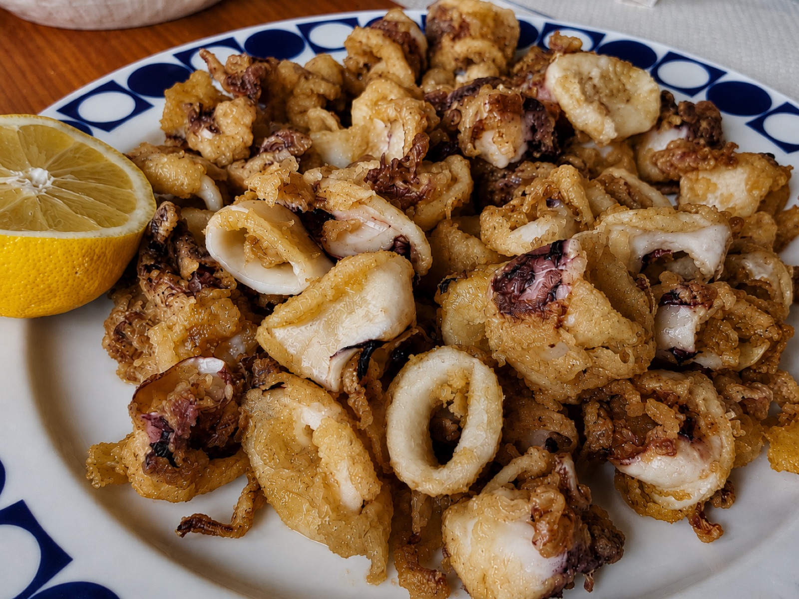 Fried squid with lemon
