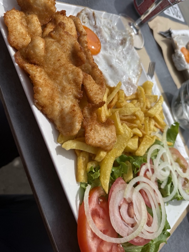 Pilgrim’s plate at O Comercio, photographed by Diego R.