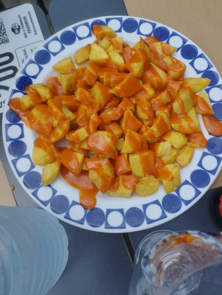 Patatas bravas on the O Comercio terrace, photographed by Montse R.